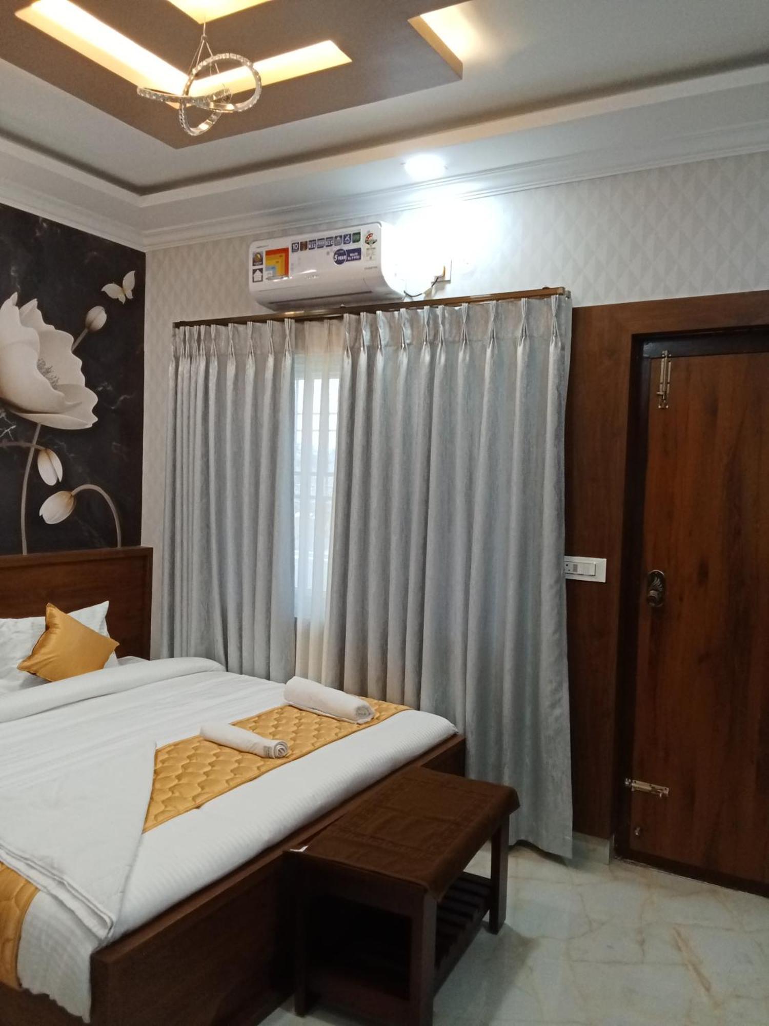 Golden Residency Hotell Kushālnagar Exteriör bild