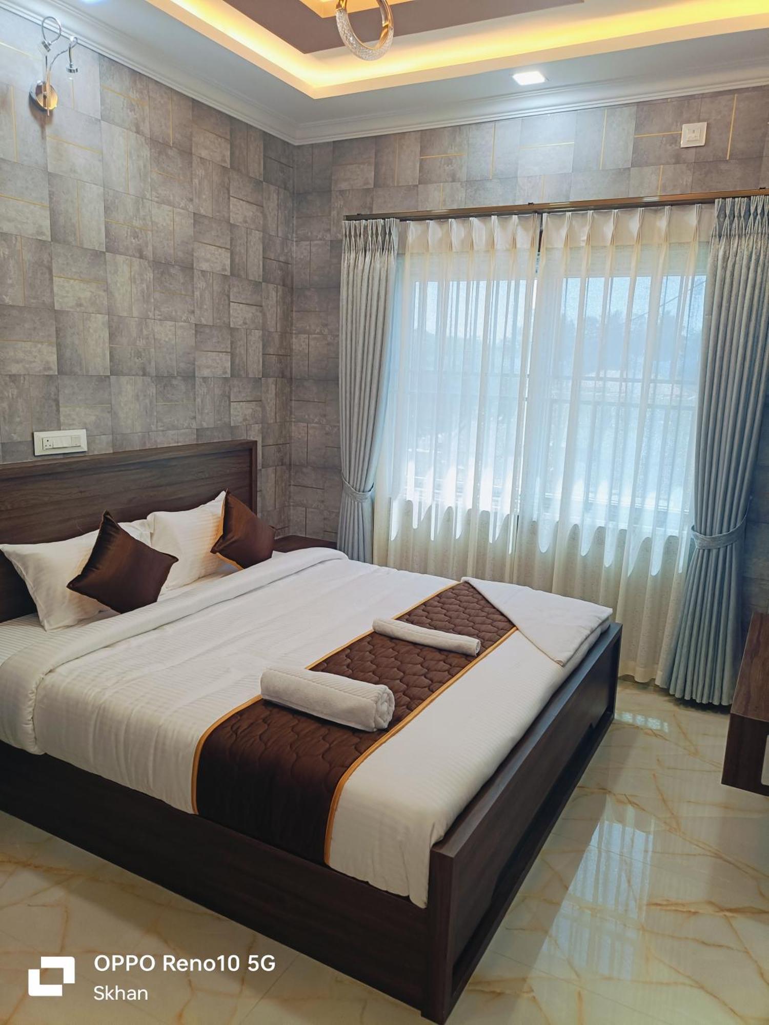 Golden Residency Hotell Kushālnagar Exteriör bild