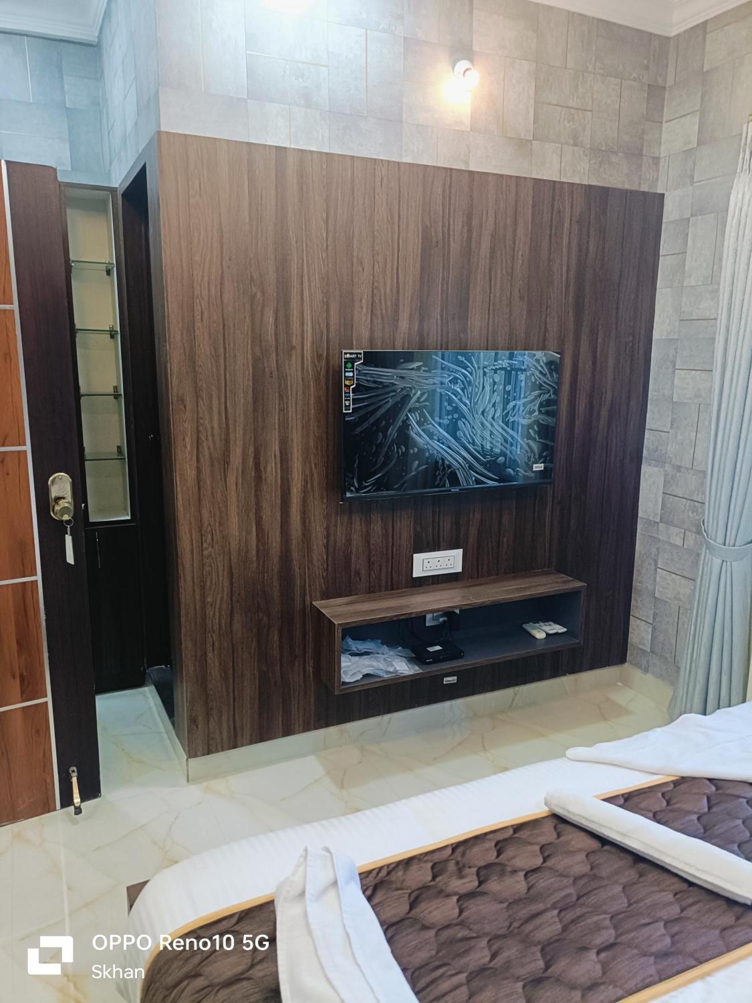 Golden Residency Hotell Kushālnagar Exteriör bild