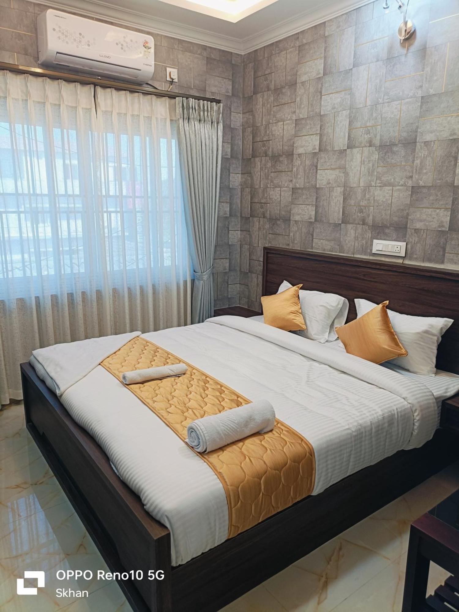 Golden Residency Hotell Kushālnagar Exteriör bild
